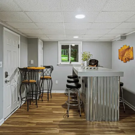 Frolic on Fern by AvantStay Enclosed Deck w Forest Views Bar