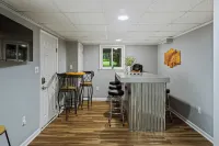 Frolic on Fern by AvantStay Enclosed Deck w Forest Views Bar