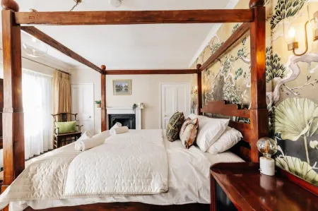 Central Townhouse with Garden & Free Parking