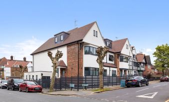 Luxury Spacious 2 Person Suite in North London