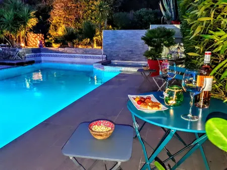 La Villa Blanche Отели рядом с достопримечательностью «Mas de Pierredon - Camping Sanary-sur-Mer - CAMPASUN»