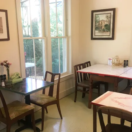 Hibiscus Coffee & Guesthouse