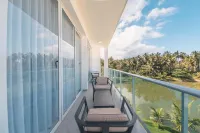 Penthouse w Jacuzzi Incl at Lake View