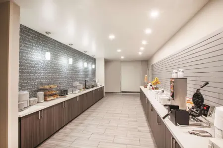 La Quinta Inn & Suites by Wyndham Tulsa Broken Arrow Отели рядом с достопримечательностью «Суперцентр Уолмарт»