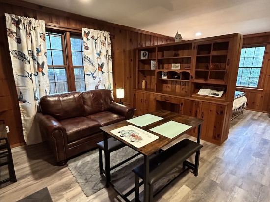 Nestover - Cozy cottage close to James River, shopping, & eateries!