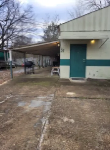 Pan Am Industry Building - Plenty of outside space