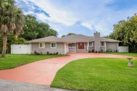 Beautiful tranquility, 1 block from the Indian River with heated pool