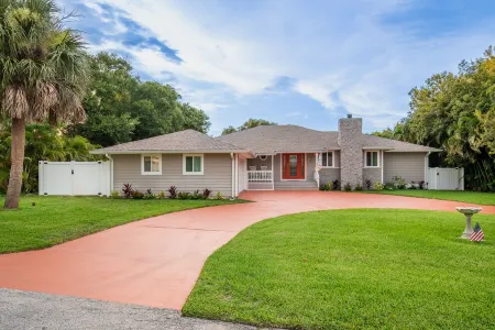 Beautiful tranquility, 1 block from the Indian River with heated pool