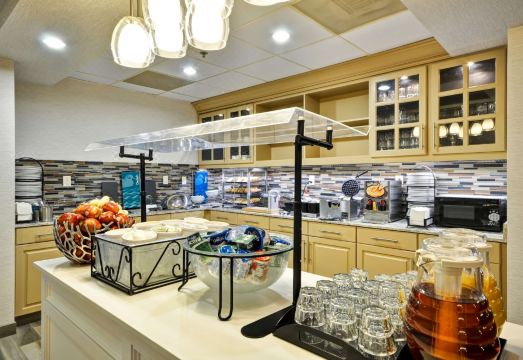 5. 홈우드 스위트 ..