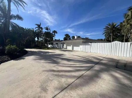 4/3 Home on A1A with private beach access WiFi, fitness room & heated pool