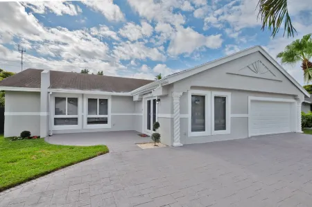 Spacious 4 bedrooms, 2 bathroom house with pool Отели в г. Мирамар