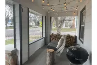 Downtown Crown Jewel w/fireplace & amazing porch Hôtels à proximité de : Albertsons