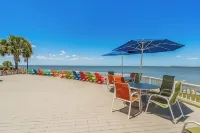 1 Bedroom, Sleeps 4, Waterfront Balcony, Full Kitchen, Pool, A.C., Smart TV
