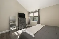 Mountain Views and Indoor Swimming Pool - Charming Modern Retreat Hotels in Winter Park