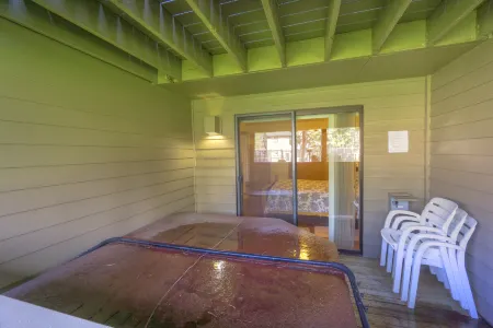 Hot Tub, Community Pool, Recreation Passes and Bikes - Charming Oasis