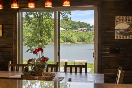 Stunning Lakefront Villa with Pools and Views - Exquisite Family Retreat Отели в г. Pine A Township