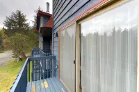 Renovated condo with mountain views, fireplace & spiral staircase - walk to lift Hôtels à : Girdwood