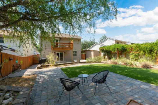 Luxurious Hot Tub and Expansive Backyard - Exquisite Garden Escape