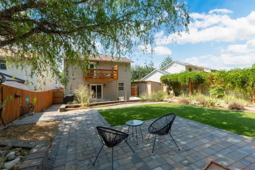 Luxurious Hot Tub and Expansive Backyard - Exquisite Garden Escape