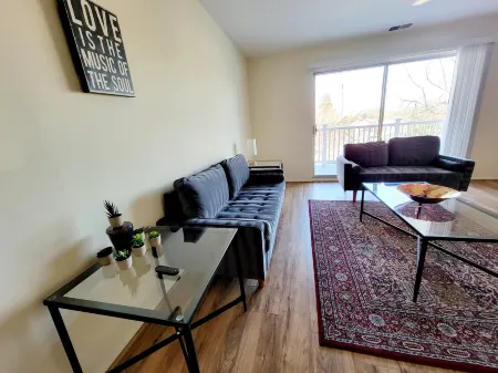 Well-Equipped Kitchen and Seasonal Pool - Beautiful Spacious Retreat Отели в г. Челтнем Тауншип