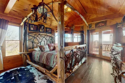 Elegant cabin with amazing views, hot tub, pool table, indoor/outdoor fireplaces