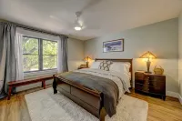 Modern Kitchen, Fire Pit and Spacious Living Area - Charming Haven Các khách sạn gần Peter D's RV Park