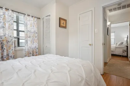 Artistic Decor and Cozy Patio - Charming Historical Retreat