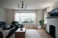 The Designers Apartment - 5 Minutes to Downtown