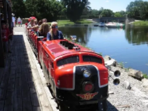 Late Summer Retreat • Firepit • Lake • Downtown!