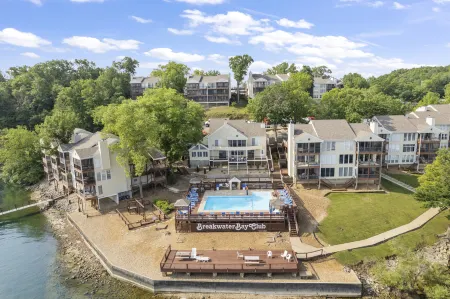 Charming Condo with Pool Access and Nature Trails - Serene Retreat Отели в г. Осейдж Тауншип