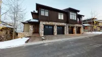 Private Hot Tub, Two-Car Garage, Entertainment Room - Elegant Sanctuary Hôtels à : Comte de Summit
