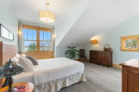 Lakeside Retreat with Spacious Living and Cozy Nook - Charming Cottage Hotels in Shoreview