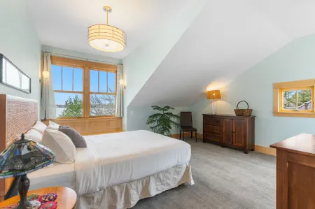 Lakeside Retreat with Spacious Living and Cozy Nook - Charming Cottage Отели в г. Шорвью