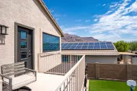 Spectacular Retreat - Heated Pool, Hot Tub, Lounge Space