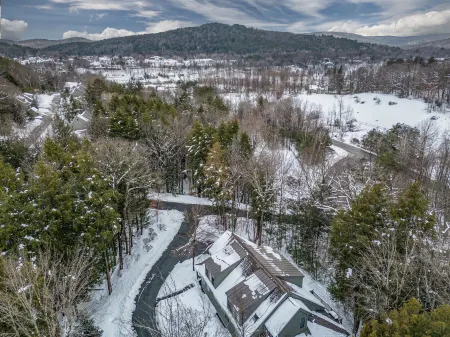 Cozy Fireplace and Quechee Club Access - Charming Vermont Retreat
