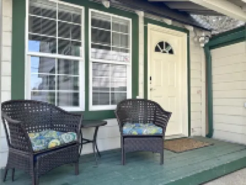 Charming Retreat with Kitchen and Washer Dryer - Cozy Oasis in Downtown