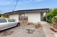 Renovated Queen Anne Escape | Smart TV, Parking, Patio & Walkable Locale Hotels in Bainbridge