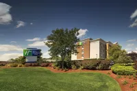 Holiday Inn Express & Suites Middleboro Raynham Hotel a Raynham