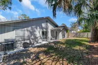 Inviting Private Backyard and Spacious Living Areas - Charming Haven Hotel a Ponte Vedra Beach