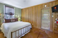 Two-Person Whirlpool and Scenic Deck - Charming Rustic Retreat Hotels in Hays County