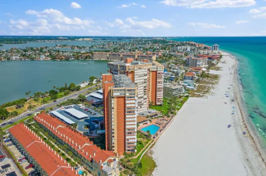 Wrap-Around Balcony and Pool Access - Stunning Beachfront Oasis 레딩턴 비치 호텔