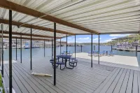Wave-Free Swimming and Fun Dock Amenities - Tranquil Cove Oasis Hotel a Lake Ozark