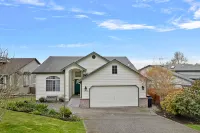 Serene Hillside Retreat- Captivating Views, Enjoyable Deck Hotels near Fred Meyer