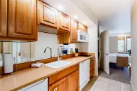 Cozy mountain studio near skiing & town with fast WiFi, shared pools, & patio Hotels in Sunriver