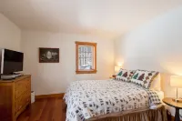 Spacious Cabin with Game Room and Creek Access - Serene Mountain Retreat