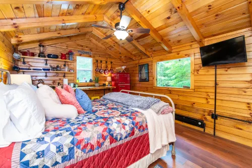 WiFi & Waterfront - Cozy Creek - Minimalist Camper's Cabin in Red River Gorge, Kentucky! Hotels in Beattyville