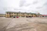 OYO Hotel Pearsall I-35 East Hotels near Frio Pioneer Jail Museum