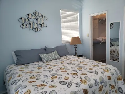 "Island Time" Full Kitchen, Washer & Dryer, Close to Beach, Pool and Hot Tub!