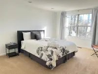 Peaceful Escape: 3-Bedroom with 2.5 Bathroom Hotel in zona Sanctuary Court Connector Trail