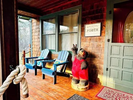 New Beautiful Lakefront Home on Belleau Lake! 500ft of Waterfront! Отели в г. Уэйкфилд